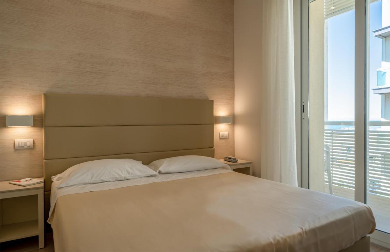 Hotel Bristol Каттолика Экстерьер фото