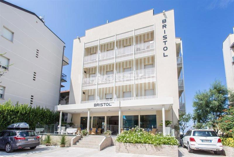 Hotel Bristol Каттолика Экстерьер фото