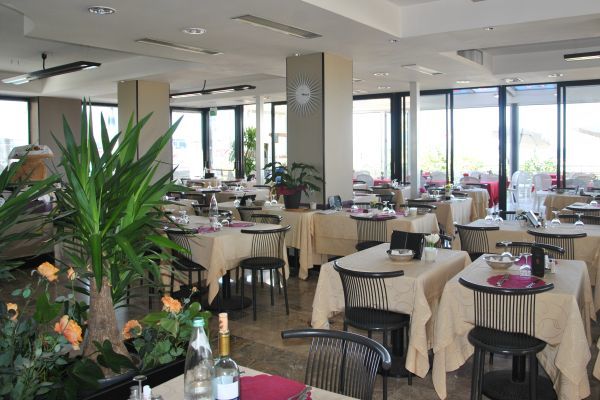 Hotel Bristol Каттолика Экстерьер фото