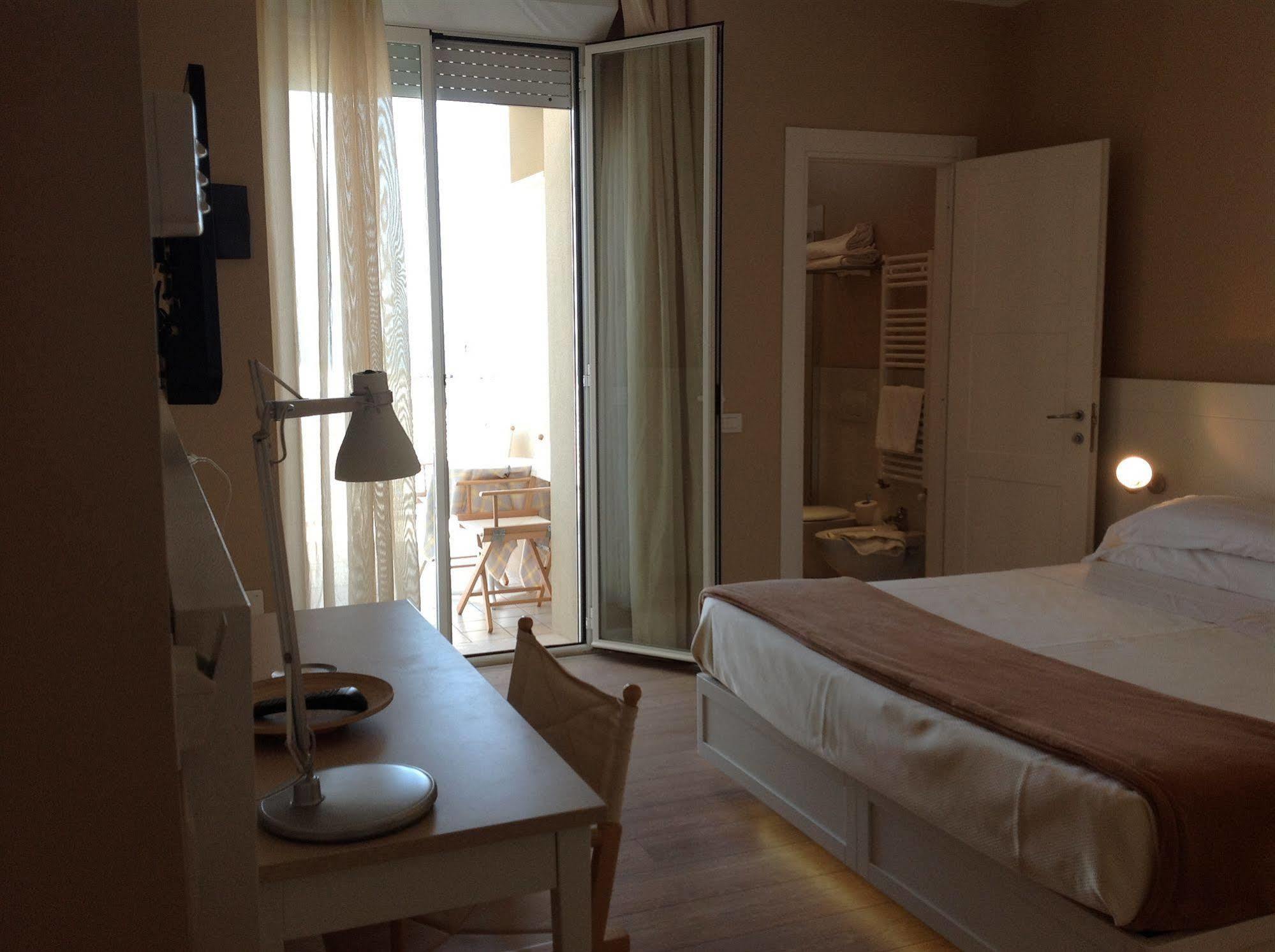 Hotel Bristol Каттолика Экстерьер фото